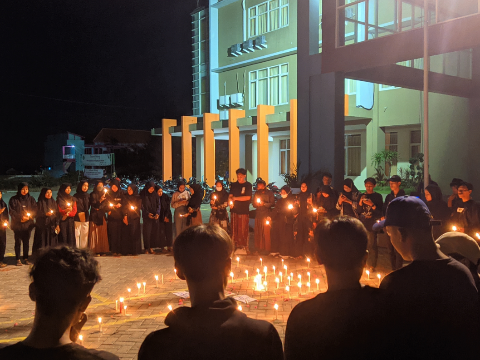 Puluhan Mahasiswa yang tergabung dalam Komisariat PMII Universitas Qomaruddin Bungah Gresik gelar Doa Bersama 7 Hari Tragedi Kanjuruhan pada Jumat (7/10/2022) malam. Foto : Riki/nugresik.or.id