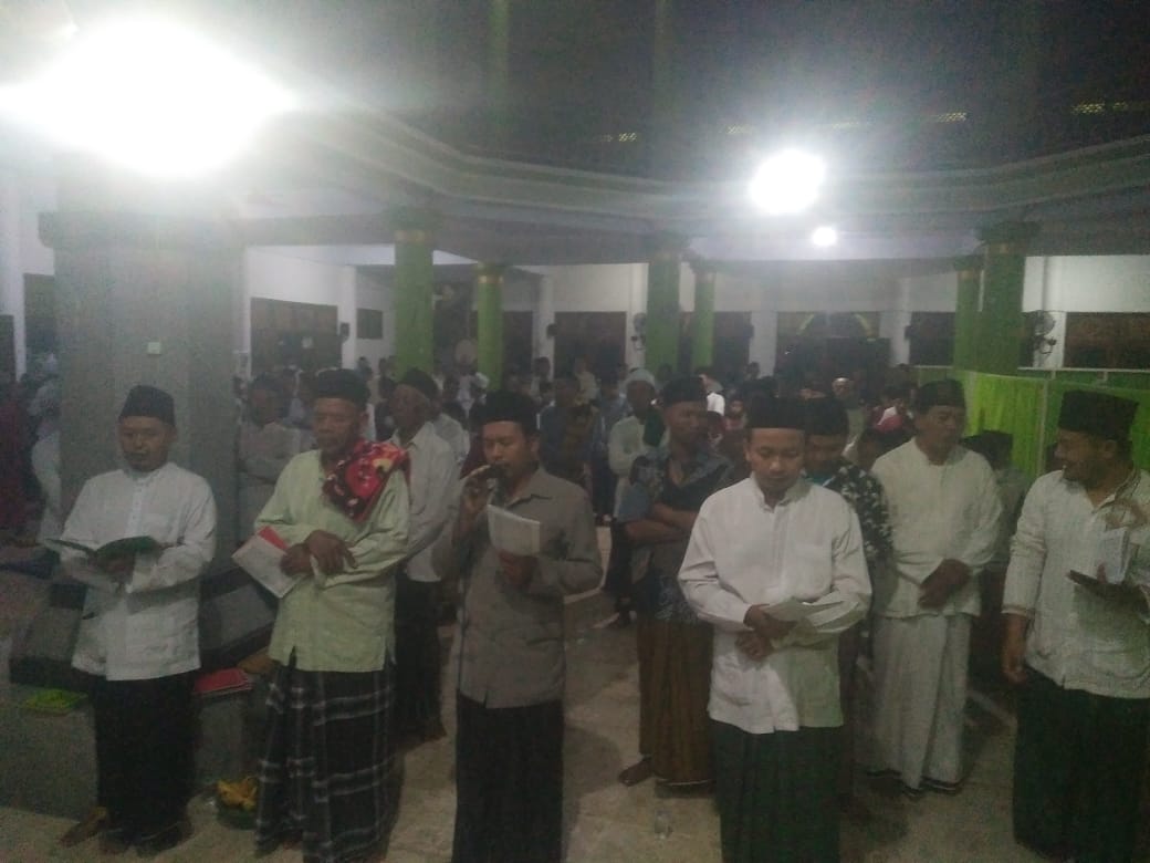 Suasana penuh khidmat, malam maulid di Masjid Salafiyah Ponpes Alkarimi, Jumat (7/10/2022) malam. Foto : Syafi' Hoo/NUGres