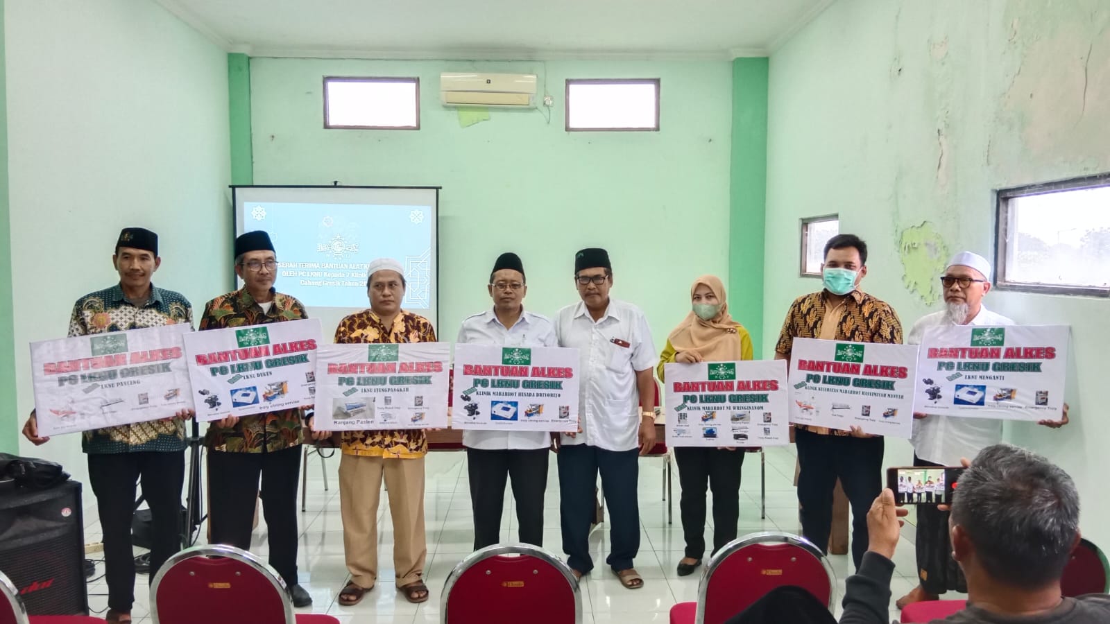 LKNU Gresik Salurkan Bantuan Alat Kesehatan