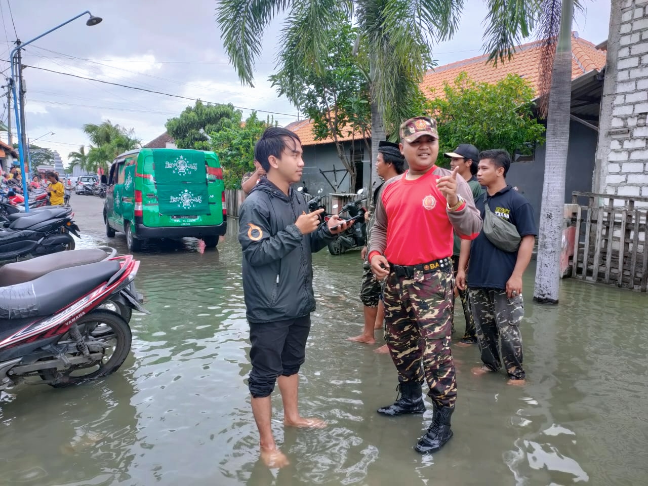 Satkoryon Banser Cerme di Lokasi Banjir