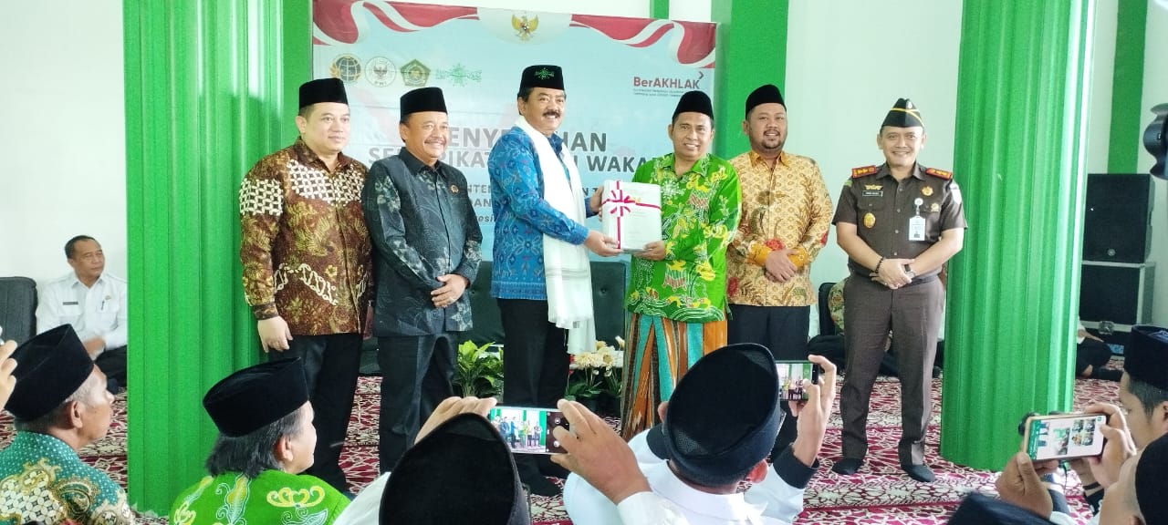 Menteri ATR BPN Bagikan Sertifikat kepada PCNU Gresik