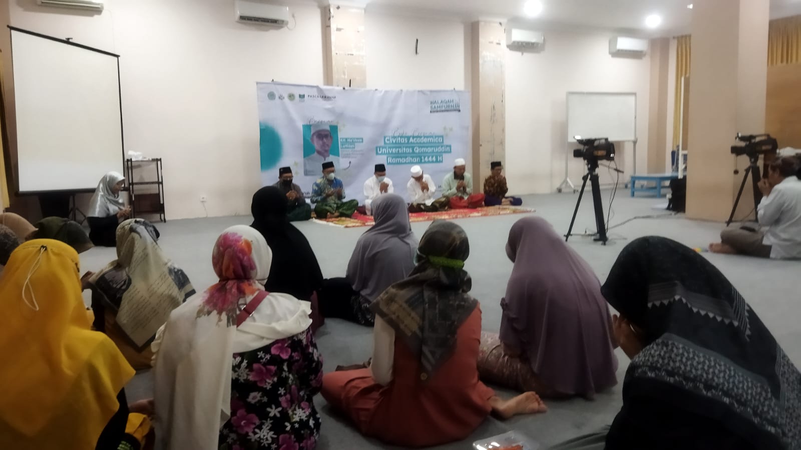 Rangkaian Halaqah Sampurnan #2 telah usai dan resmi ditutup dengan seremonial Buka Bersama dan pengajian bersama KH. Ma'shum Luthfillah pada Selasa (11/04/2023) di Ruang Baca Universitas Qomaruddin.