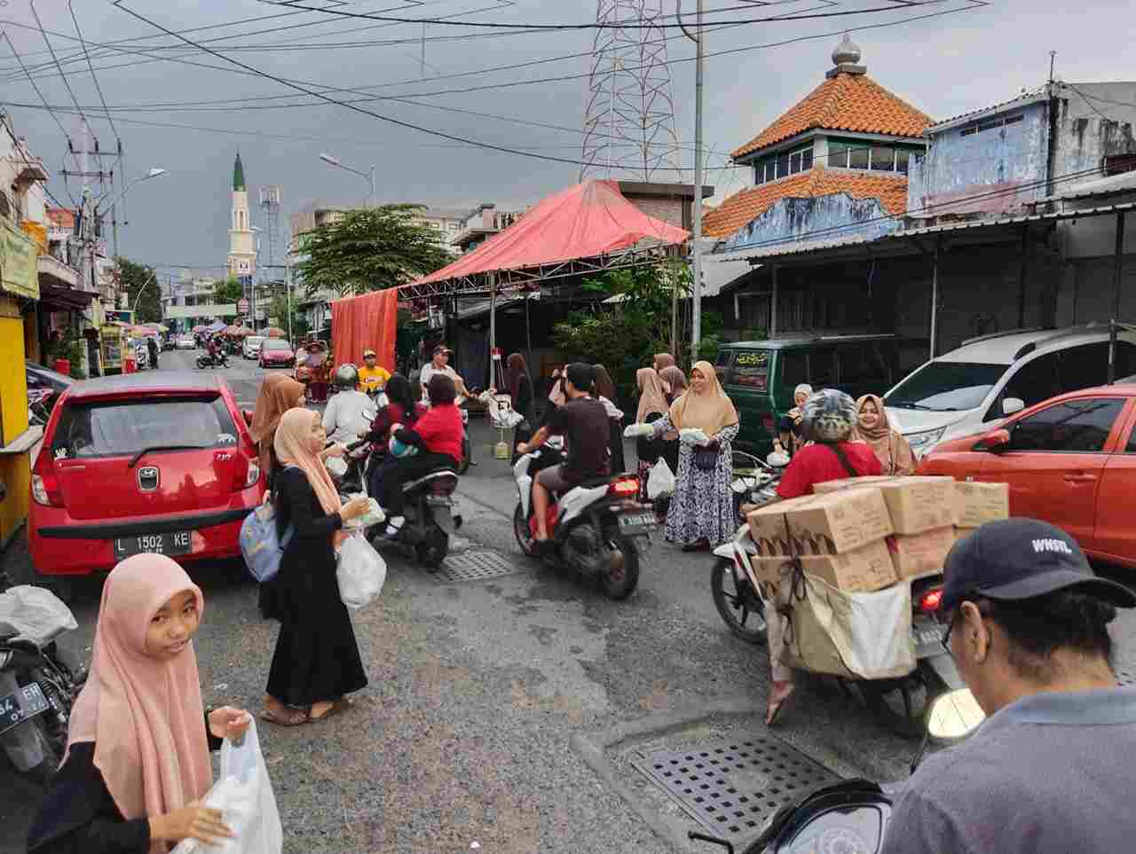 Penggiat IPPNU SMP Mu'allimat NU Gresik Bagikan Ratusan Takjil