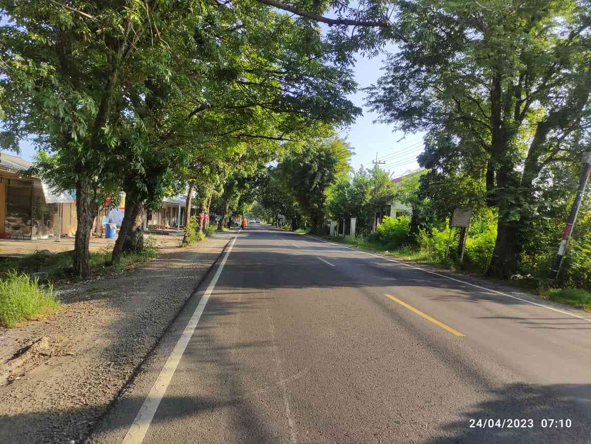 Jalan Raya Daendles, Bungah Gresik, nampak lengang pada plus H3 Idulfitri 1444 Hijriah.