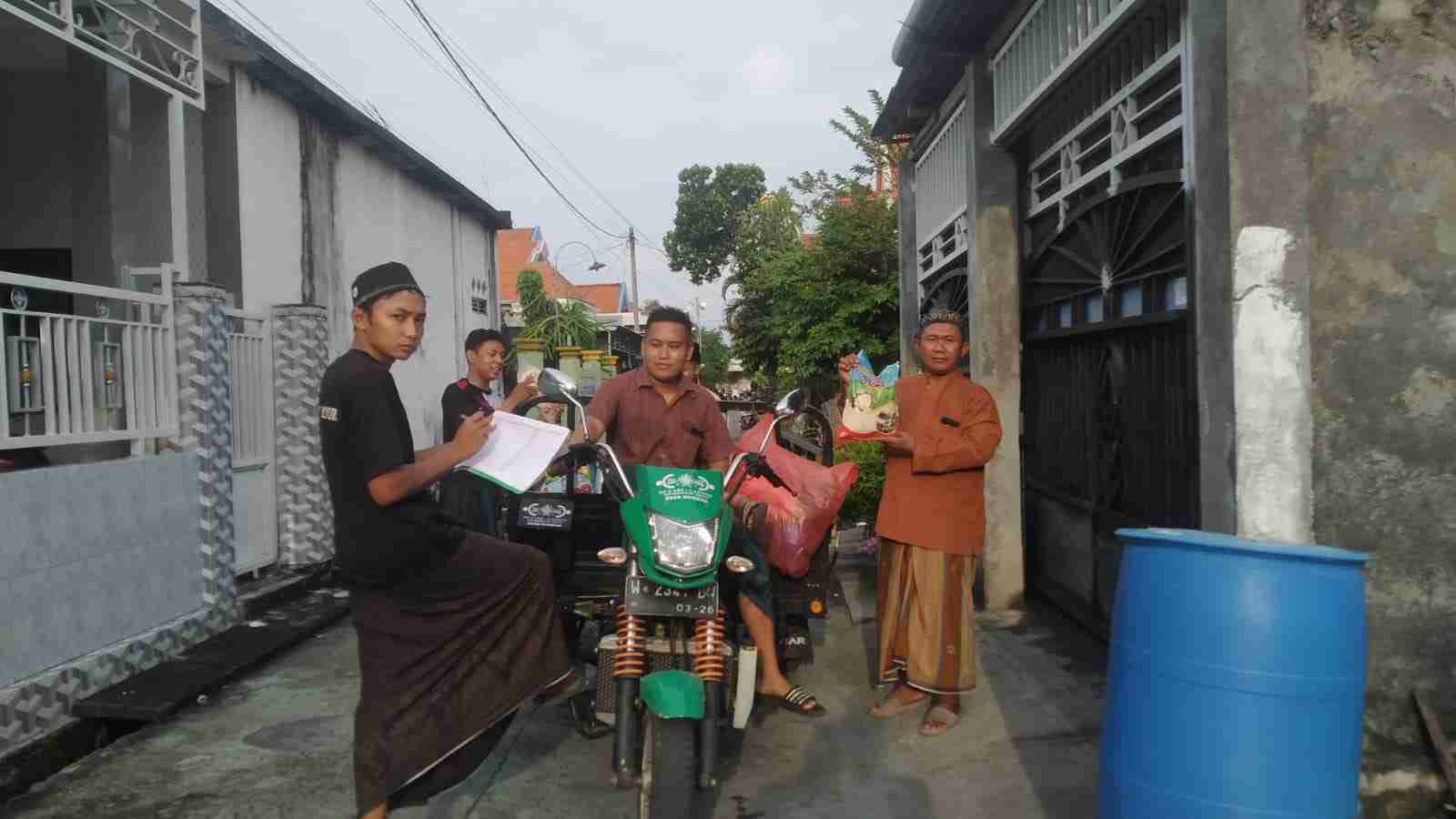 LAZISNU Ranting Gumeno bekerjasama dengan generasi muda berikan layanan jemput zakat.