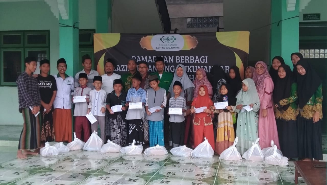 NU Care LAZISNU Dukunanyar Bagikan Paket Sembako dan Santuni Anak Yatim