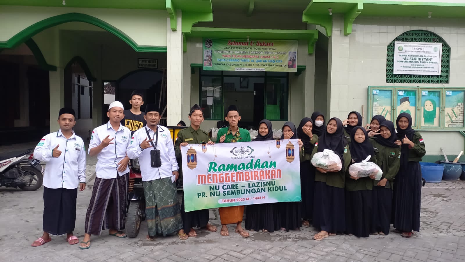 Pengurus Ranting Lembaga Amil Zakat Infaq dan Shadaqh Nahdlatul Ulama (PR LAZISNU Sembungan Kidul Dukun), ajak Milenial Bagikan Sembako, Jumat (7/4/2023) sore.