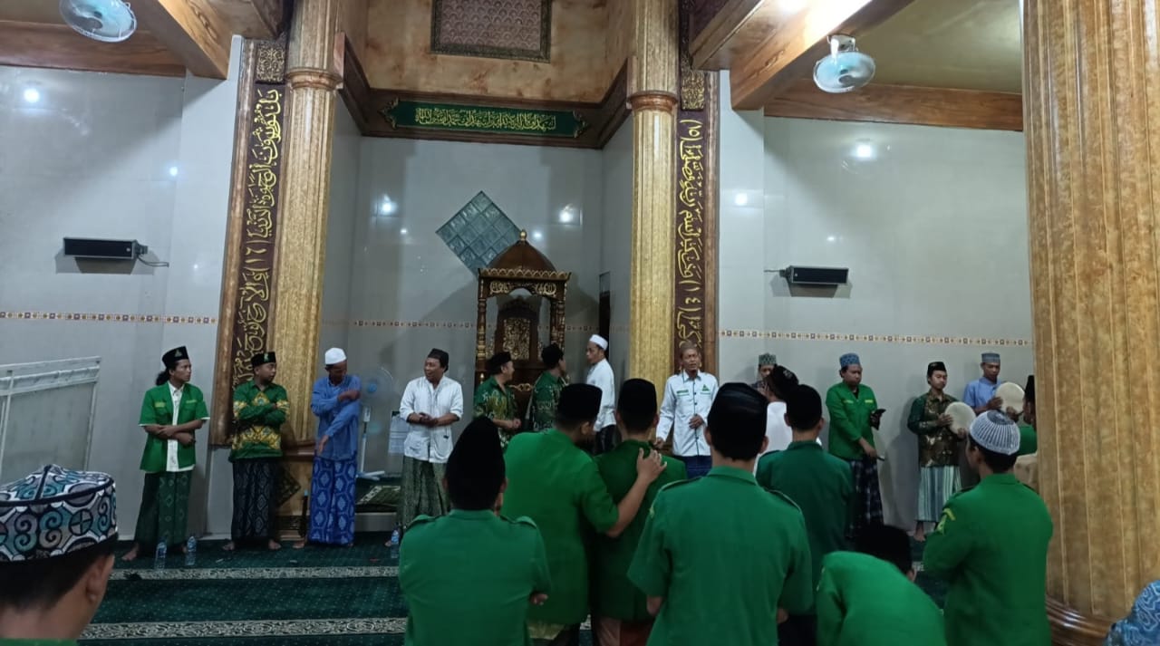 Peringati Nuzulul Qur'an, PR GP Ansor Pasinan Lemahputih Gelar Khataman Al Quran Berjamaah di Masjid Raudhatul Mujtahidin, Dusun Sidokandeg, Desa Pasinan Lemahputih, Kecamatan wringinanom, Jum'at (7/4/2023) malam. Foto: Rohman/NUGres