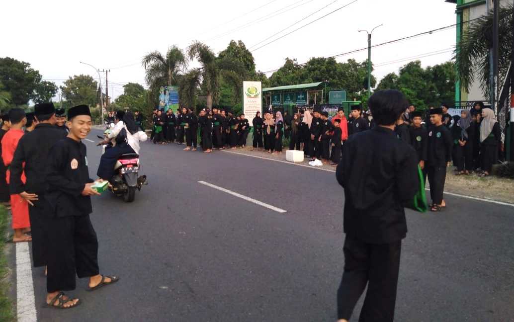 Berkah Penghujung Ramadhan, 200 Pesilat Pagar Nusa Dukun Bagikan Takjil