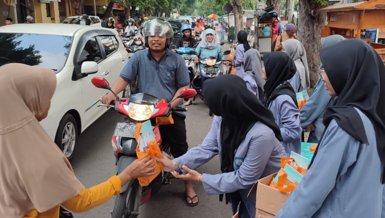 Asah Kepekaan Sosial, Pimpinan Komisariat IPNU IPPNU SMANU 2 Gresik Bagikan Paket Takjil