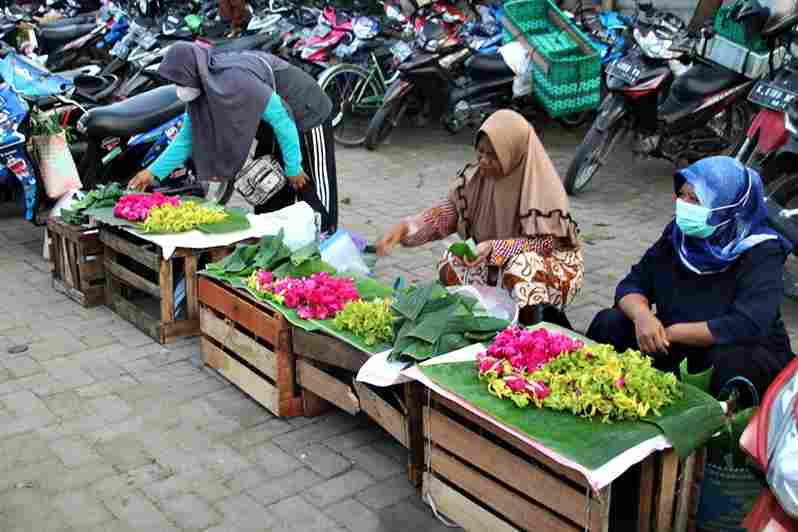 Raup berkah. Tradisi pemudik yang tiba di kampung dan menziarahi makam orang tua dan keluarga, membuat permintaan kembang boreh meningkat. Foto: Syafik Hoo/NUGres