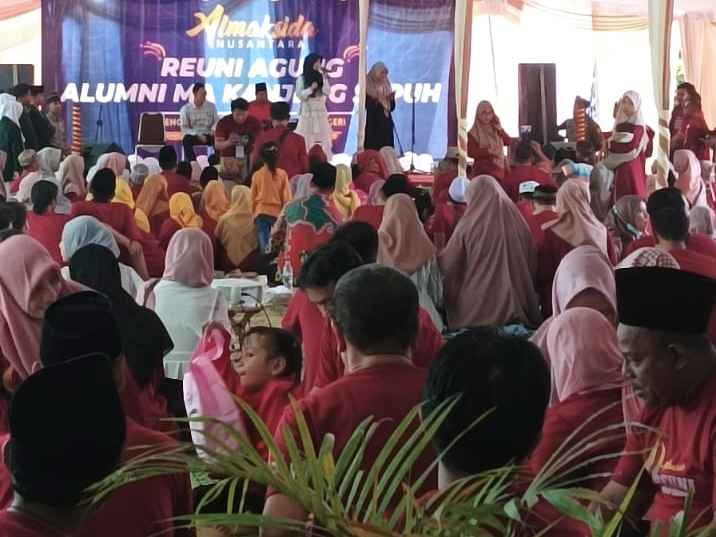 Hadirkan Penyanyi Religi Veve Zulfikar Alumni Madrasah Aliyah Kanjeng Sepuh (Almaksida Nusantara) Sukses Gelar Reuni Agung, Rabu (26/4/2023). Foto: Akhmad Yaslim/NUGres