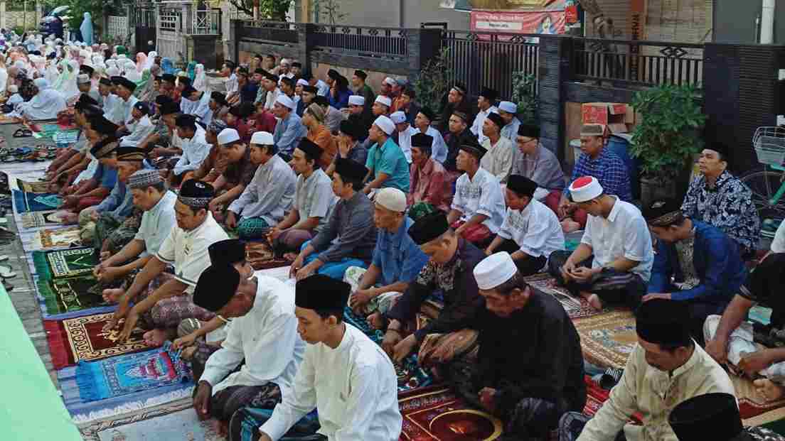 Pelaksanaan Salat Idulfitri 1444 H, Sabtu pagi (22/4/2023) kemarin, di Masjid Nurul Hidayah Padeg Cerme. Foto: Tim dok. Takmir Masjid Nurul Hidayah/NUGres