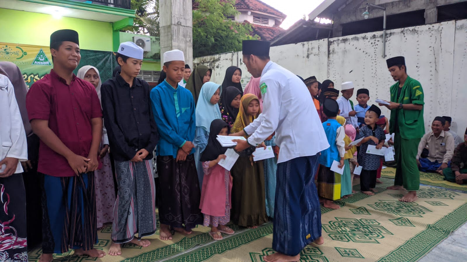 Kolaborasi NU Care LAZISNU - GP Ansor Ranting Bareng Pemdes Tebuwung Gelar Santunan Yatim Piatu dan Dhuafa