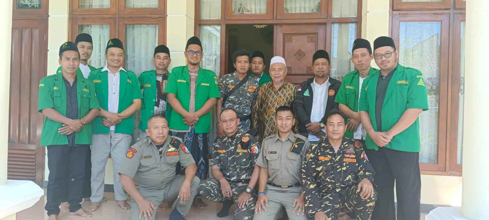 TRADISI SYAWALAN. Pimpinan Cabang Gerakan Pemuda Ansor bersama Pimpinan Anak Cabang GP Ansor se-Gresik ke Kediaman Kiai dan Umara Gresik.