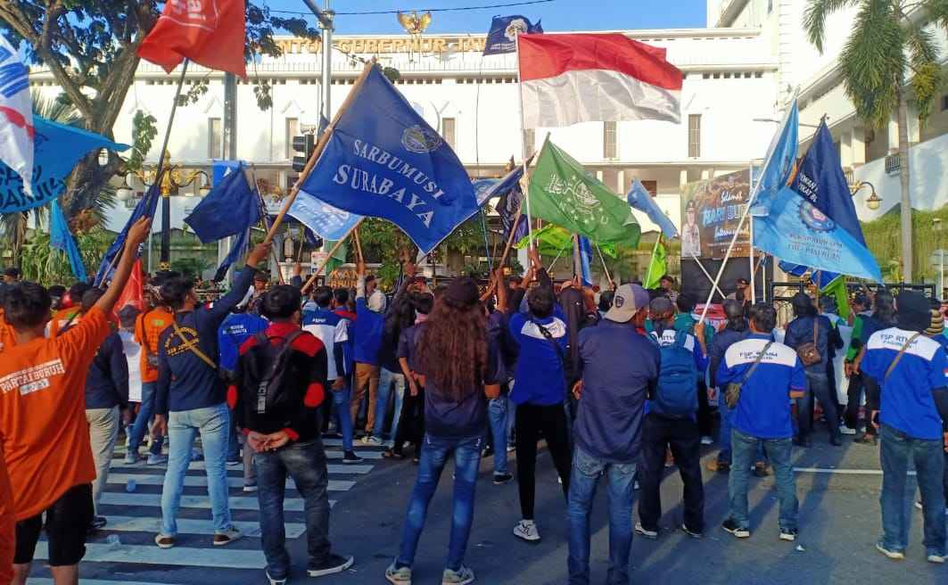 MAYDAY 2023. Dewan Pimpinan Cabang Konfederasi Sarikat Pekerja Muslimin Indonesia (DPC K-Sarbumusi Gresik), berunjuk rasa suarakan tuntutan. Foto: DPC K-Sarbumusi/NUGres