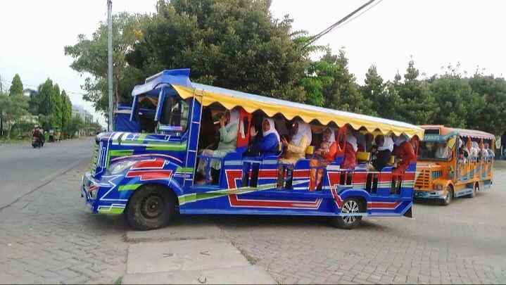 Peringati Hari Lahir ke-73, Pimpinan Ranting Fatayat NU Suci menggelar ziarah wali di Gresik, Jumat (19/5/2023). Foto: ist/NUGres