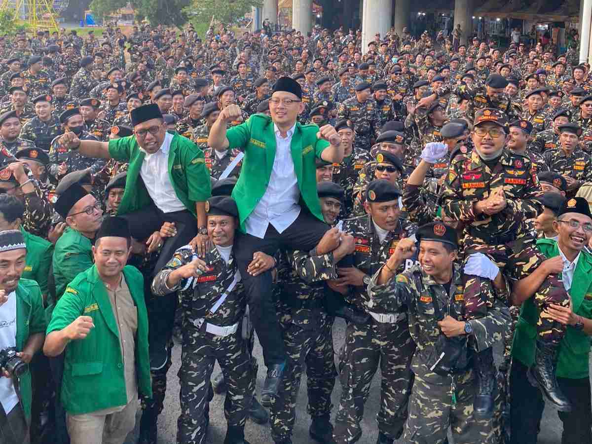 Ketua PW GP Ansor Jatim, Gus Syafiq (jas hijau, tengah), hadiri Harlah ke-89 GP Ansor di Gresik, Ahad (28/5/2023) sore. Foto: Dok. GP Ansor Jatim/NUGres