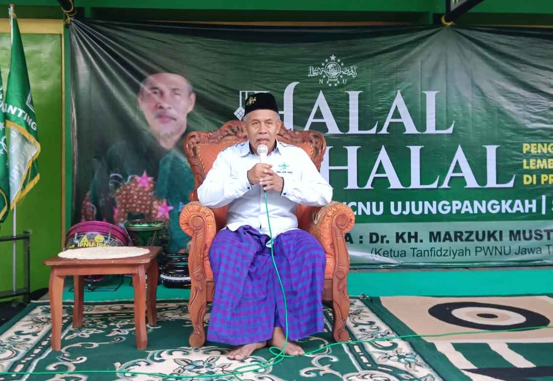 KH Marzuki Mustamar Hadiri Halal bihalal MWCNU Ujungpangkah, Lembaga, Banom dan Pengurus Ranting NU se-Ujungpangkah, Jumat (5/5/2023). Dalam kesempatan itu, Kiai Marzuki mendoakan Kantor Terpadu MWCNU Ujungpangkah segera terwujud