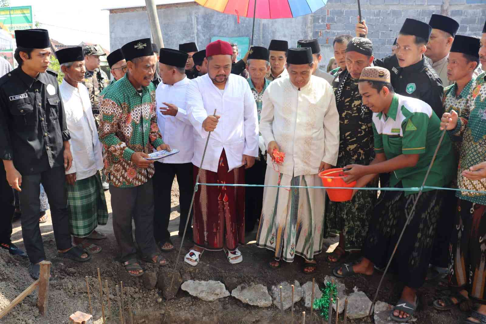 Bupati Gresik Fandi Akhmad Yani dan Ketua PCNU Gresik Peletakan Batu Pertama Gedung NU Terpadu Sidoraharjo, Ahad (14/5/2023). Foto: MCNU Sidoraharjo/NUGres