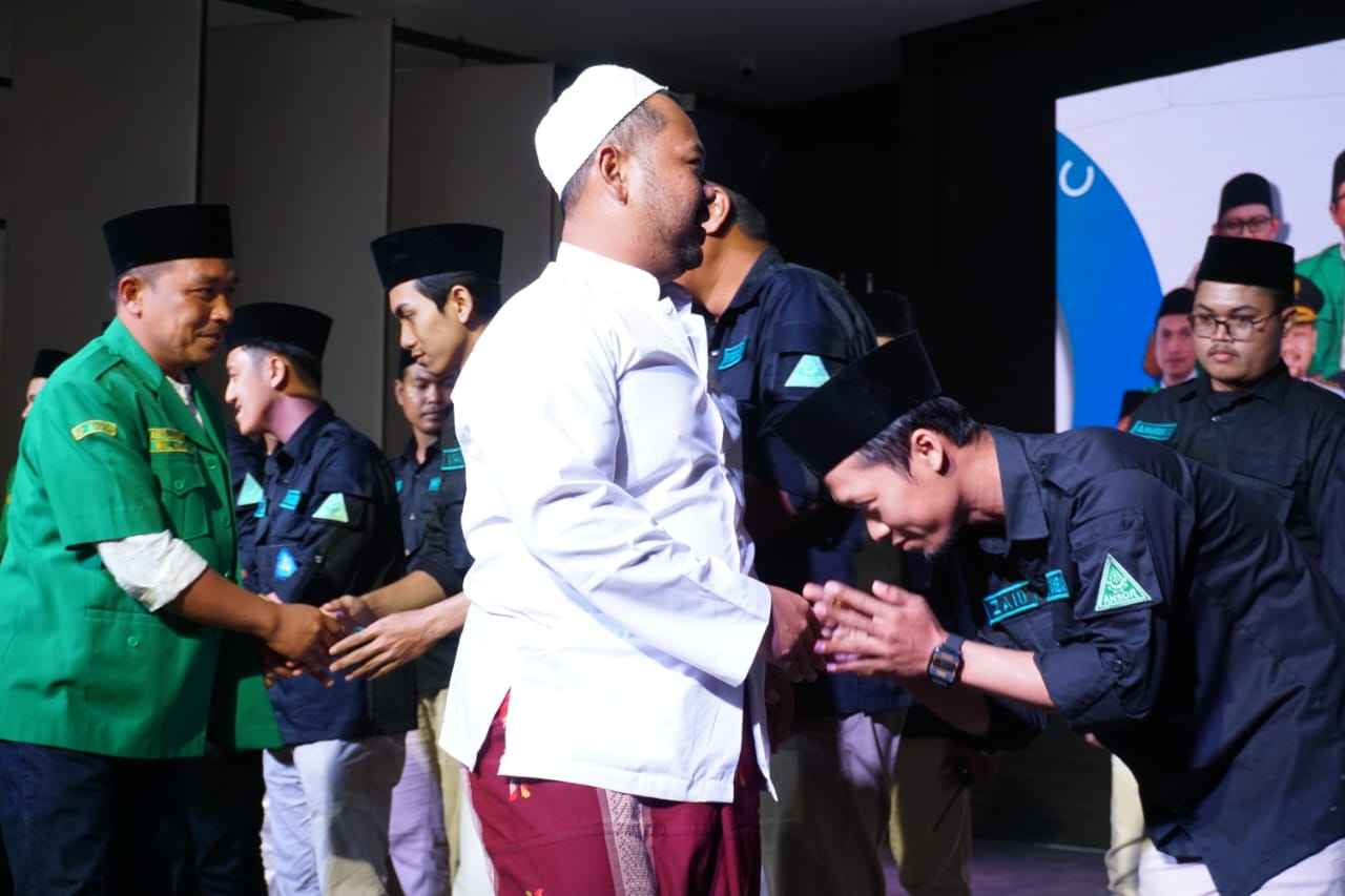 SELAMAT. Bupati Gresik H Fandi Akhmad Yani dan Ketua DPRD Gresik H Abdul Qodir memberikan selamat kepada Badan Siber Ansor Cabang Gresik, Ahad (14/5/2023) di GNI. Foto: Tim dok. BSA Cabang Gresik/NUGres