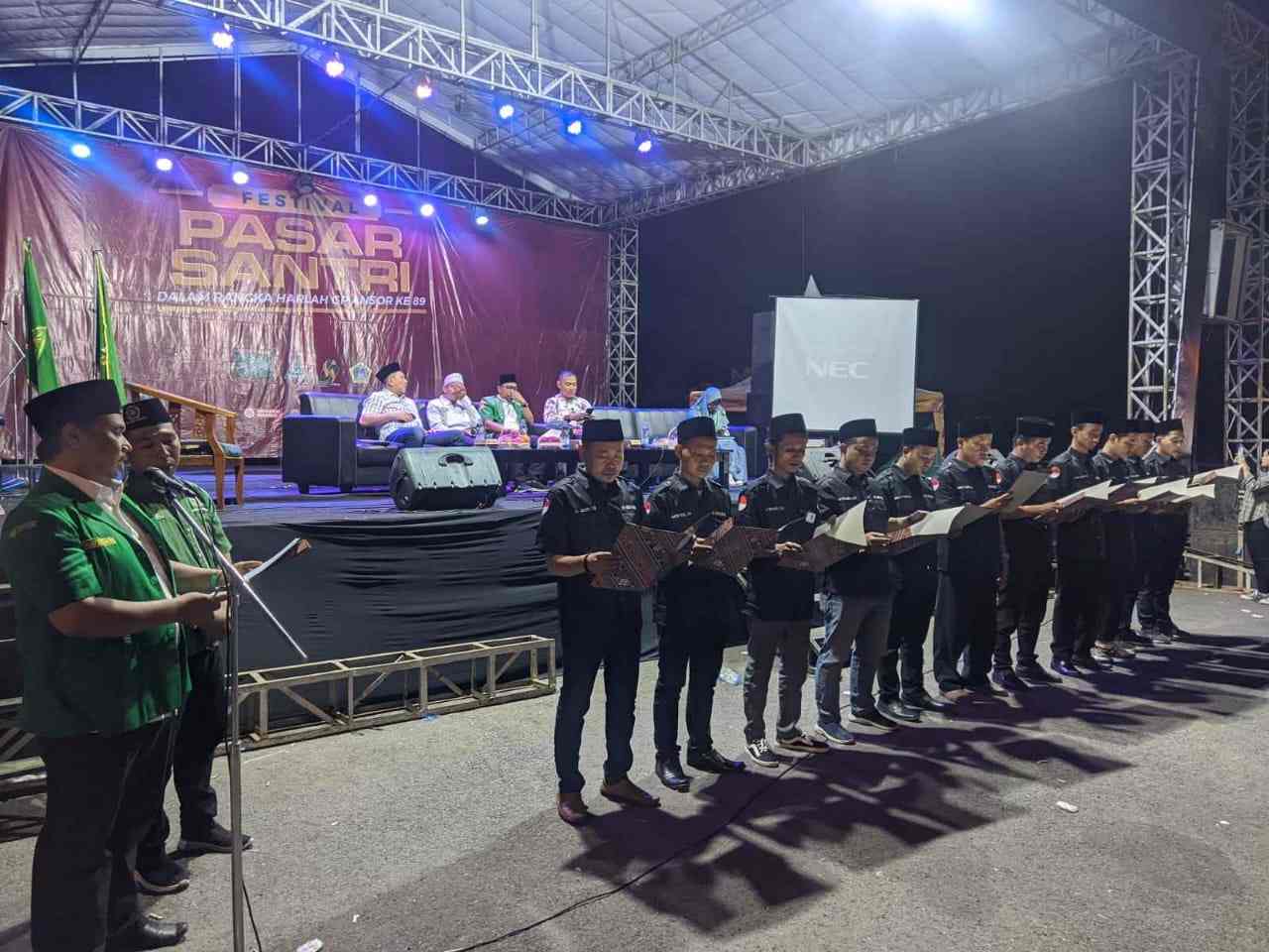 Pengukuhan 11 Pengurus LBH GP Ansor Gresik di antara event Festival Pasar Santri di Gelora Joko Samudro Gresik, Ahad (28/5/2023). Foto: Siber Ansor Gresik/NUGres