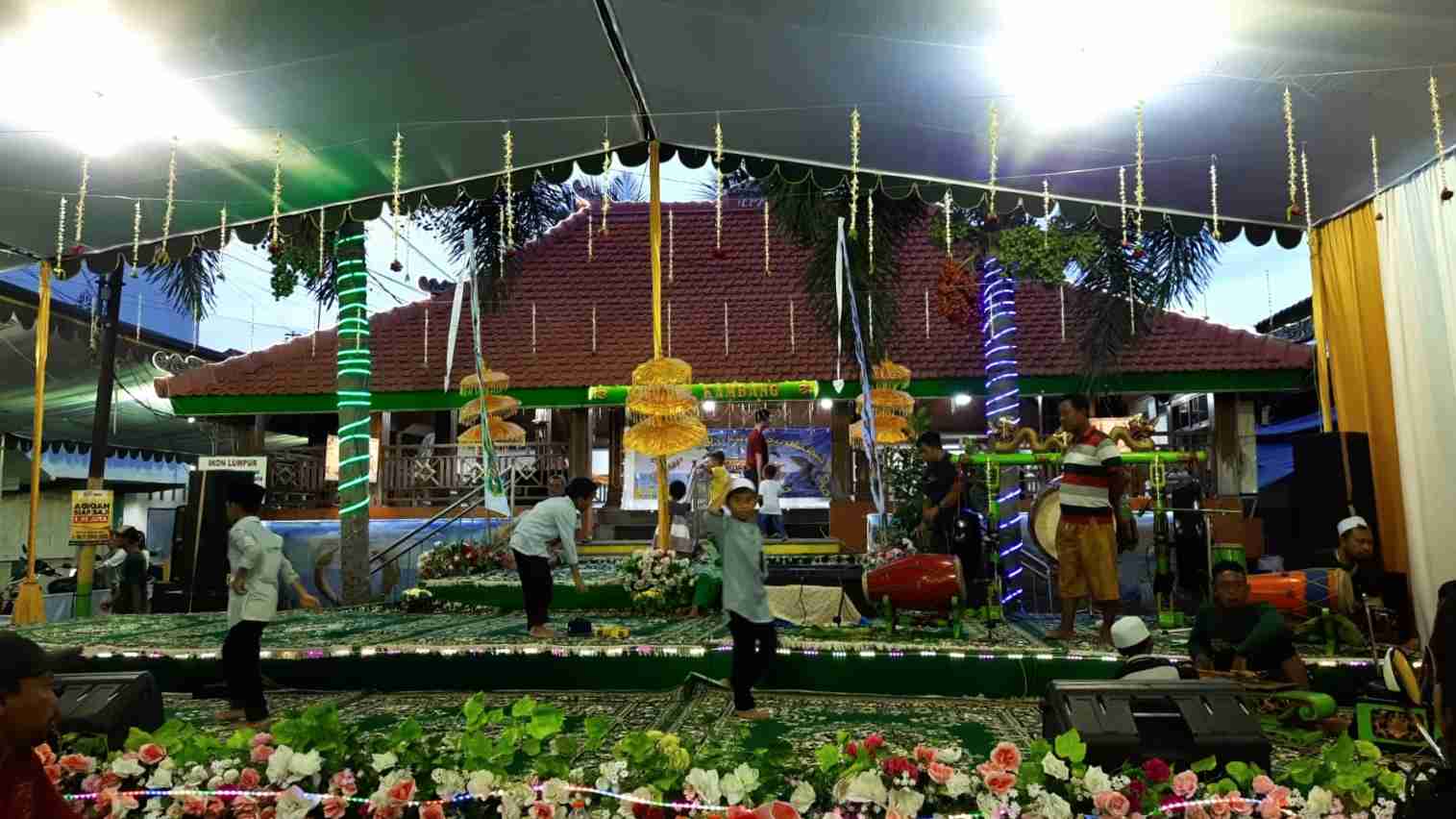 Persiapan Pengajian Umum memperingati Haul ke-413 Mbah Sindujoyo, di Bale Gede Lumpur Gresik, Kamis (11/5/2023). Foto: Ist/NUGres
