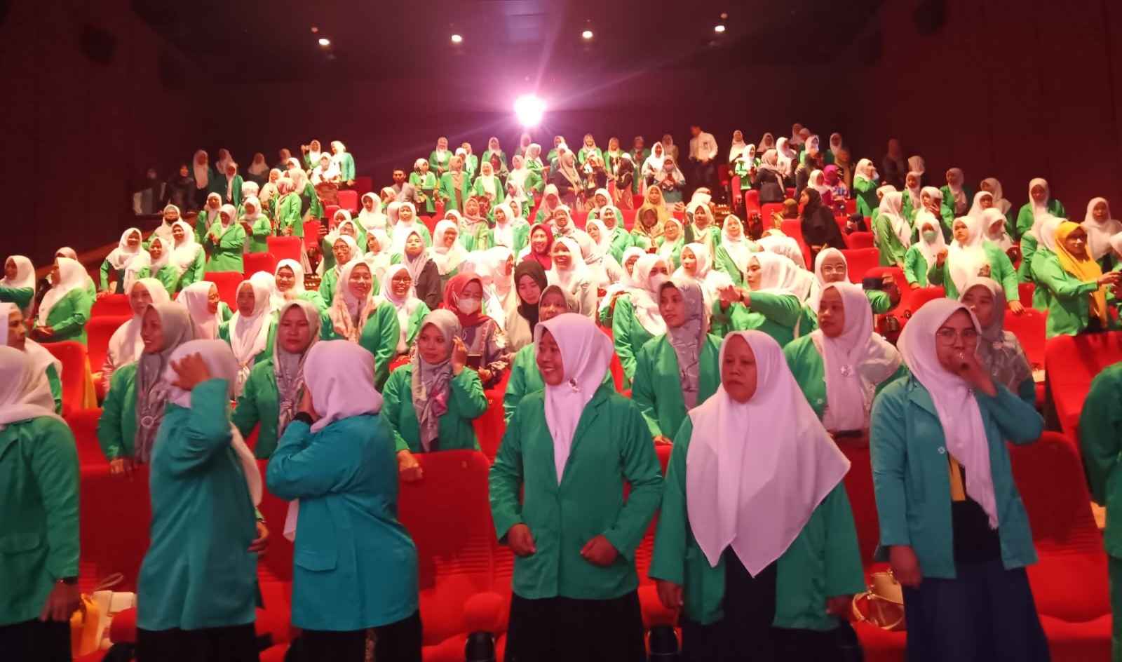 Semarak Hari lahir Fatayat NU ke-73, Ratusan Kader Fatayat NU Rame-rame Nobar Film Hati Suhita, Senin (29/5/2023) di Cinema XXI GressMall, GKB. Foto: Dok. Humas PC Fatayat NU/NUGres