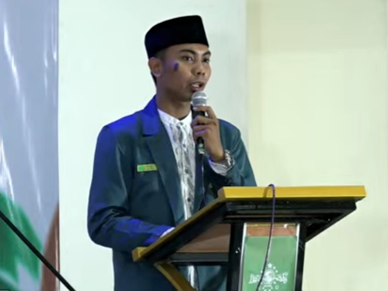 Mewakili Pimpinan Anak Cabang IPNU IPPNU Dukun, Ketua PAC IPNU Dukun, Okky Firman Aziansyah mengingatkan kembali visi misi sebagai pedoman perkhidmatan. Foto: Youtube IPNU IPPNU Dukun Channel/NUGres