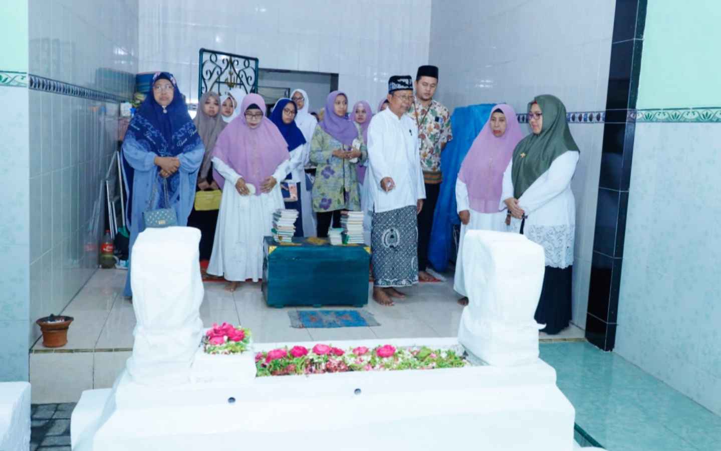 Wakil Bupati Gresik Hj. Aminatun Habibah berziarah di maqbarah Kiai Ageng Arem Arem, Kamis (11/5/2023). Foto: Humas Pemkab Gresik/NUGres