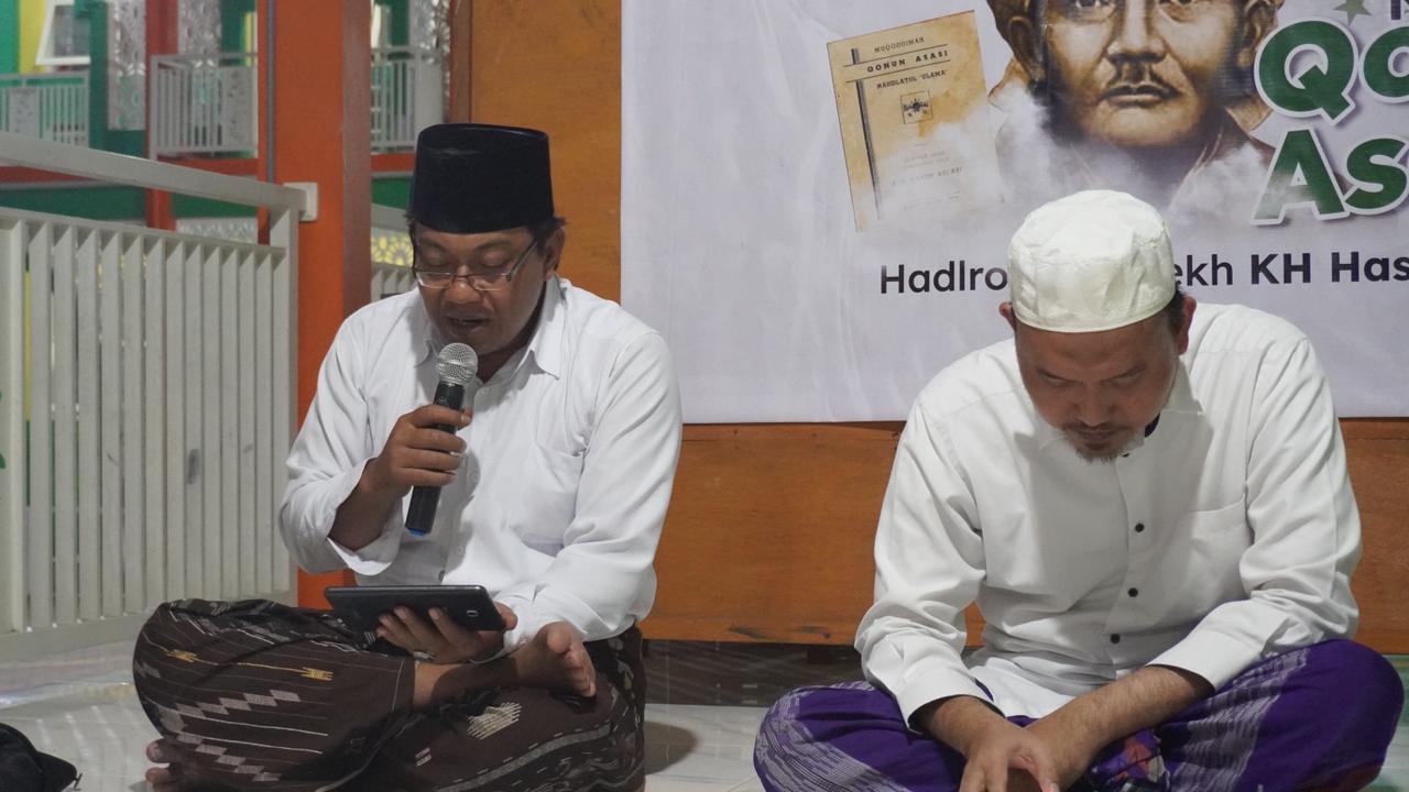 Ki-ka: Ketua Rabithah Ma'ahid Islamiyah Nahdlatul Ulama (RMI NU) Cabang Gresik, Gus Musfis dan Pemangku Pondok Pesantren Qomaruddin Sampurnan Bungah, KH. M. Alauddin saat Peluncuran Ngaji Perdana Muqaddimah Qonun Asasi. Foto: LTN MWCNU Bungah/NUGres