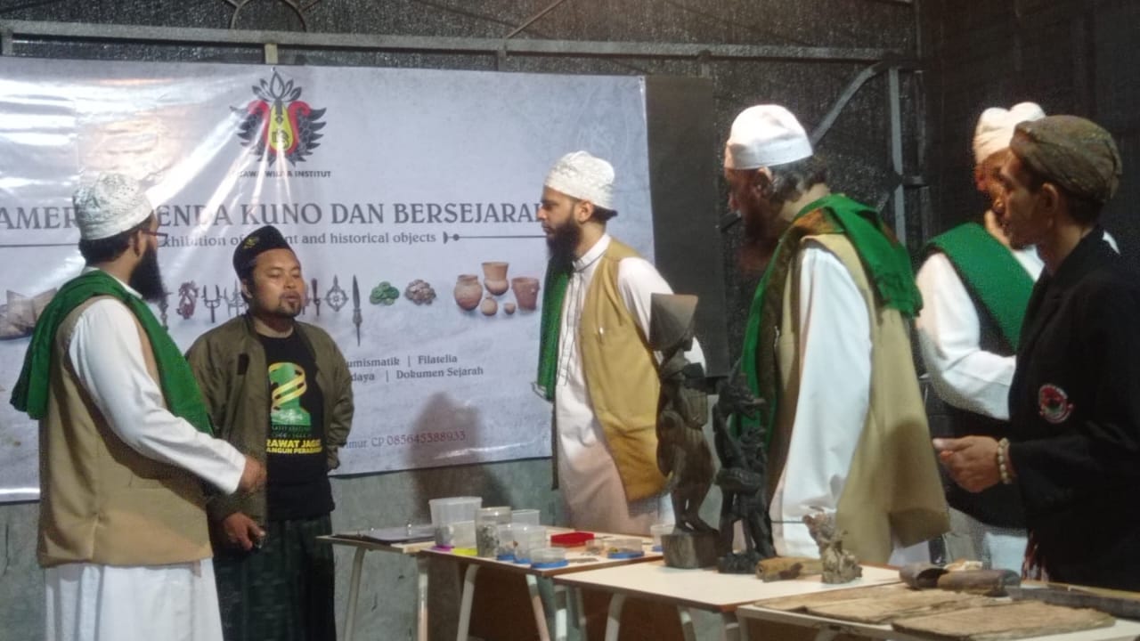 Djawa Widya Institut saat memamerkan koleksi benda kuno dan bersejarah kepada warga negara asing. Foto: dok Djawa Widya Institut/NUGres