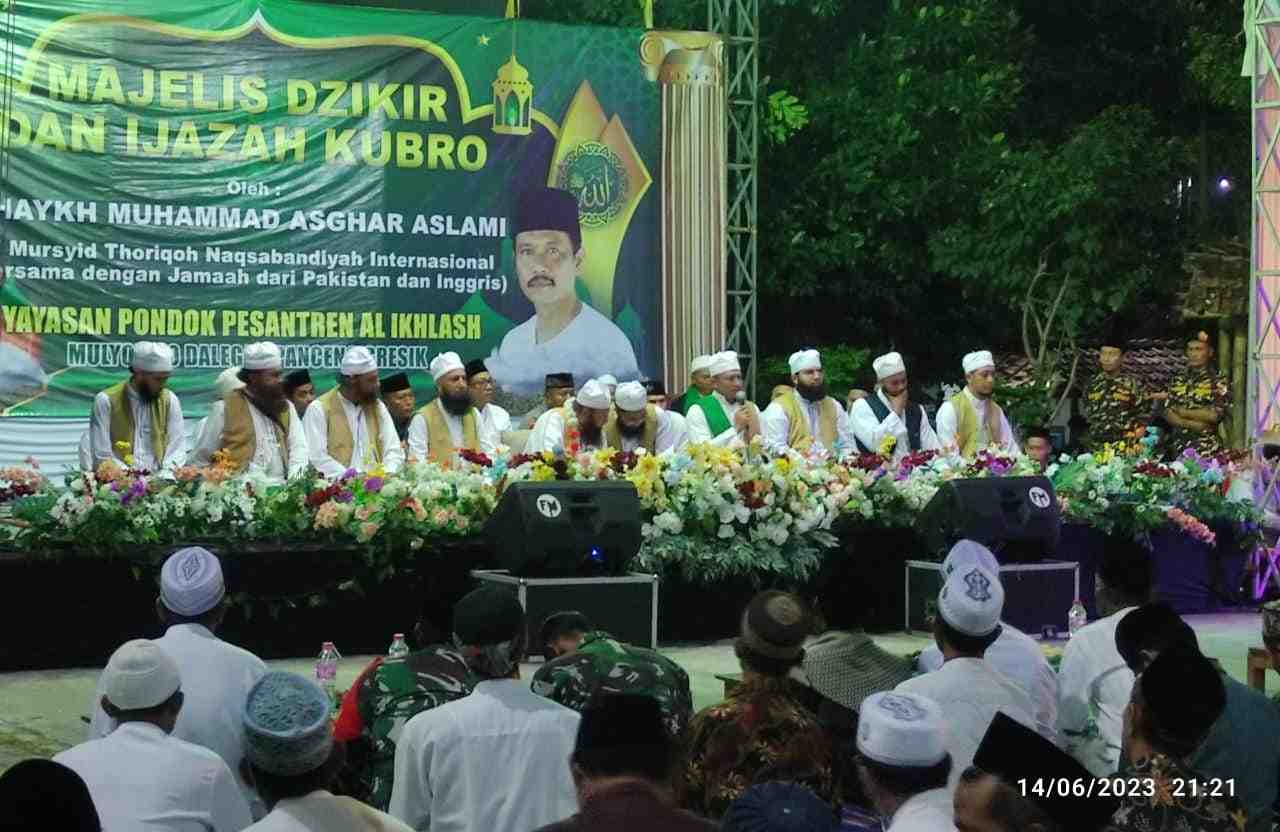 Pondok Pesantren Al Ikhlas Mulyorejo Panceng Gresik dikunjungi dan gelar dzikir bersama Mursyid Thariqoh Naqsabandiyah Internasional, Rabu (14/6/2023) malam. Foto: Chidir/NUGres