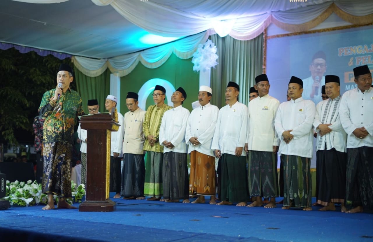 Katib Aam PBNU KH Said Asrori, saat melakukan prosesi pengukuhan PCNU Bawean masa khidmat 2023 - 2028 pada Selasa malam (30/5/2023), di Alun-alun Bawean, Gresik. Foto: Aminullah/NUGres