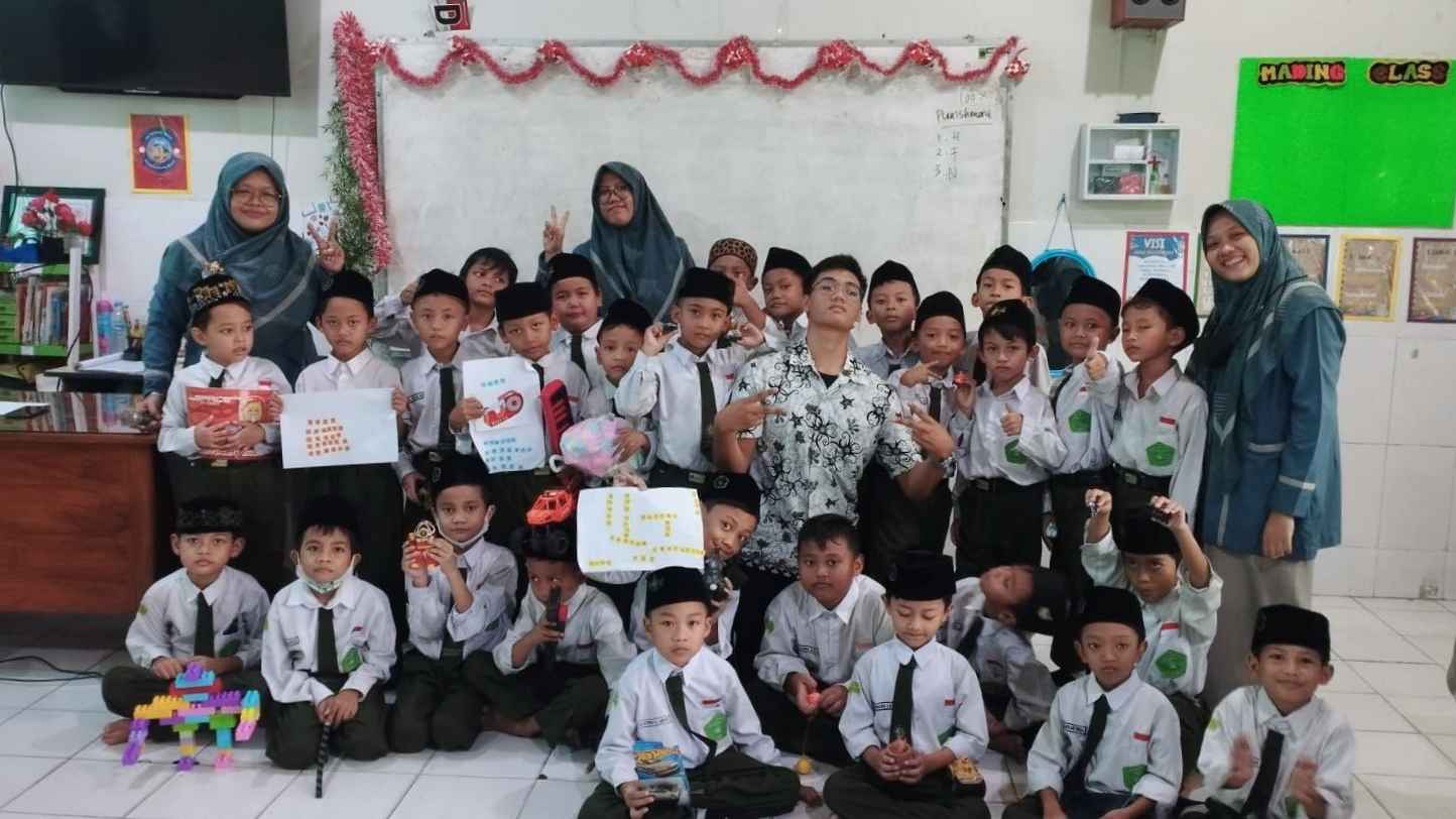 Penguasaan bahasa inggris sejak dini, kelas ICP MINU Tratee Putera Gresik hadirkan Native Speaker. Foto: dok MINU Tratee Putera Gresik/NUGres