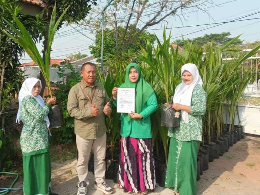 Pimpinan Anak Cabang (PAC) Fatayat Nahdlatul Ulama Ujungpangkah Gresik menerima bantuan bibit pohon kelapa CSR PJB. Foto: dok PAC Fatayat NU Ujungpangkah/NUGres