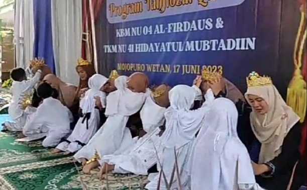 Anak Tahfidz TKM NU 41 Hidayatul Mubtadiin Mojopurowetan Bungah Gresik Menyematkan Mahkota kepada Ibu. Foto: dok TKM NU 41 Hidayatul Mubtadiin/NUGres