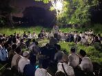 Ratusan Santri dan Alumni Ponpes Attanwir Bojonegoro Gelar Sambung Sanad dengan menziarahi makbarah KH Faqih Maskumambang, Jumat (9/6/2023) malam. Foto: ist/NUGres