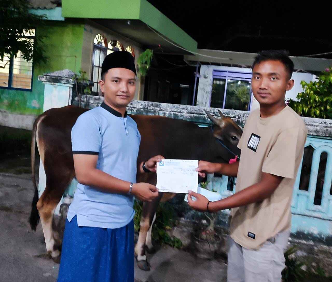 Pengasuh Pondok Pesantren Zainal Abidin Bungah Gresik Menerima Kurban Sapi dari Kapolri. Foto: dok Ponpes Zainal Abidin.