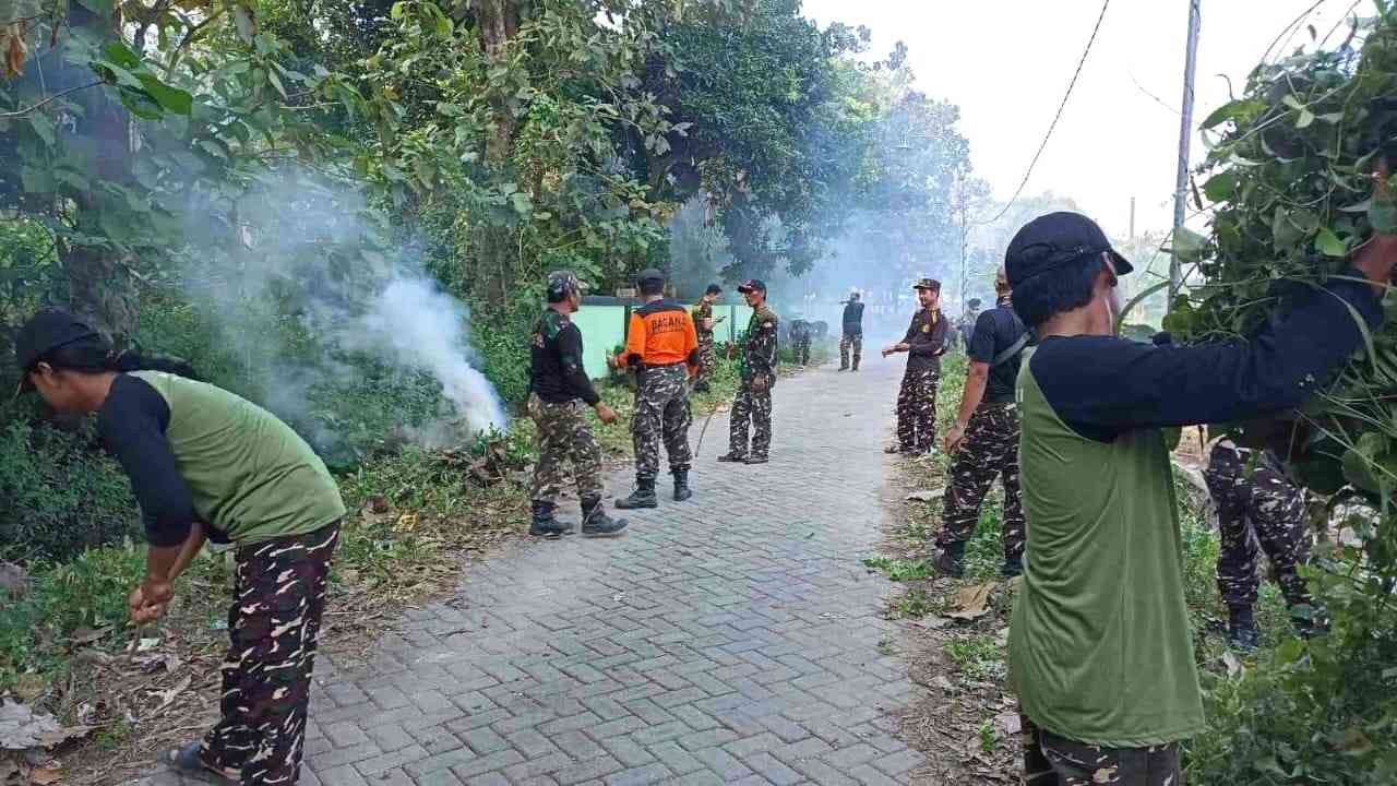 Sambut Hari Raya Iduladha 1444 Hijriah, personil Satkoryon Banser Kecamatan Dukun Gresik, menggelar gugur gunung di jalan poros Desa Petiyin Tunggal Dukun, Gresik. Foto: Syafik Hoo/NUGres