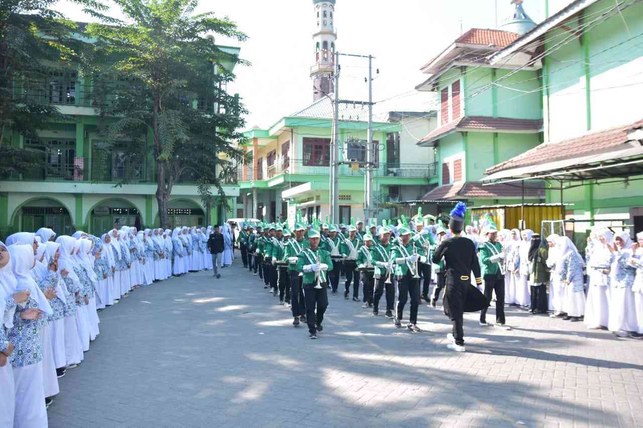 KIRAB MERIAH PARA JUARA. Berbagai cara diekspresikan Mambaus Sholihin atas rasa syukur telah berhasil meraih Juara Umum II Musbaqah Qira'atil Kutub (MQK) Tingkat Jawa Timur. Foto: Al Fikrah/NUGres