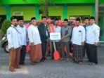 Serah Terima Bantuan Perahu Karet dari PW NU Care LAZISNU Jawa Timur untuk MWCNU Balongpanggang Gresik, Ahad (11/6/2023) sore. Foto: Syamsul Arif/NUGres