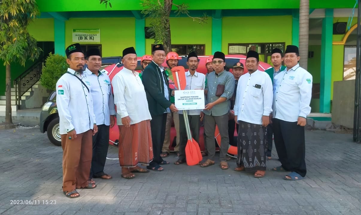 Serah Terima Bantuan Perahu Karet dari PW NU Care LAZISNU Jawa Timur untuk MWCNU Balongpanggang Gresik, Ahad (11/6/2023) sore. Foto: Syamsul Arif/NUGres