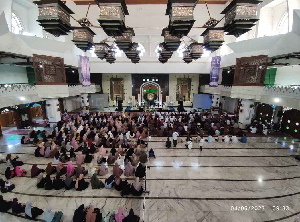 Suasana pengajian yang digelar BPC HIPMI Gresik - BPD HIPMI Jawa Timur, di Masjid Agung Maulana Malik Ibrahim Gresik pada Ahad (4/6/2023). Foto: NUGres
