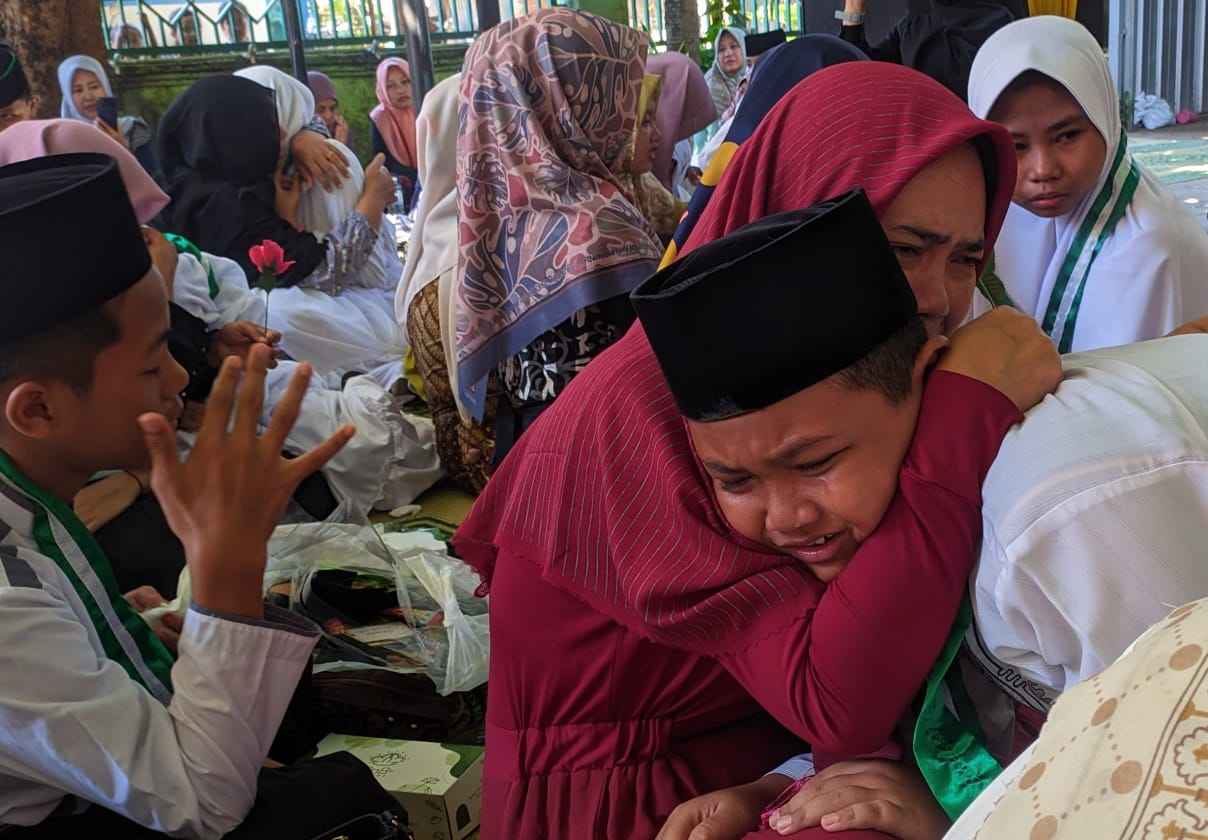 Suasana Haru Mewarnai Wisuda Tahfidz ke-3 MI Bahrul Ulum Sekapuk Ujungpangkah Gresik, Kamis (22/6/2023) pagi. Foto: dok MIBU Sekapuk/NUGres