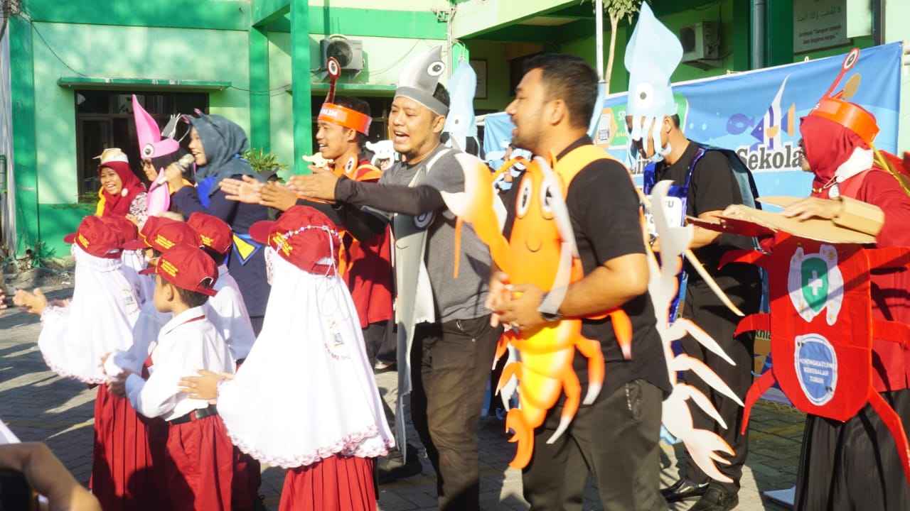 Aksi para guru SDNU Nurul Ishlah beri kesan sekolah menyenangkan dengan mengenakan kostum aneka ikan, di hari pertama masuk sekolah, Senin (17/7/2023). Foto: dok SDNU Nurish Gresik/NUGres