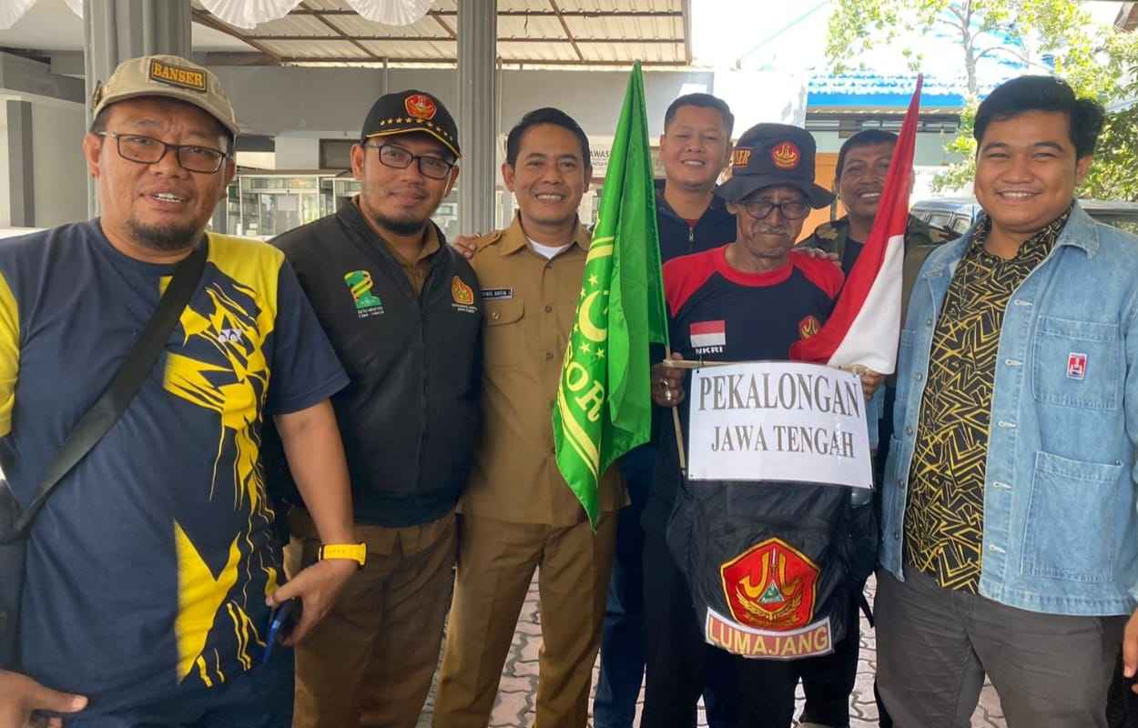 Banser Sepuh Lumajang yang berjalan kaki menuju ndalem Habib Luthfi bin Yahya di Pekalongan, melintasi Kabupaten Gresik Senin (31/7/2023). Foto: ist/NUGres