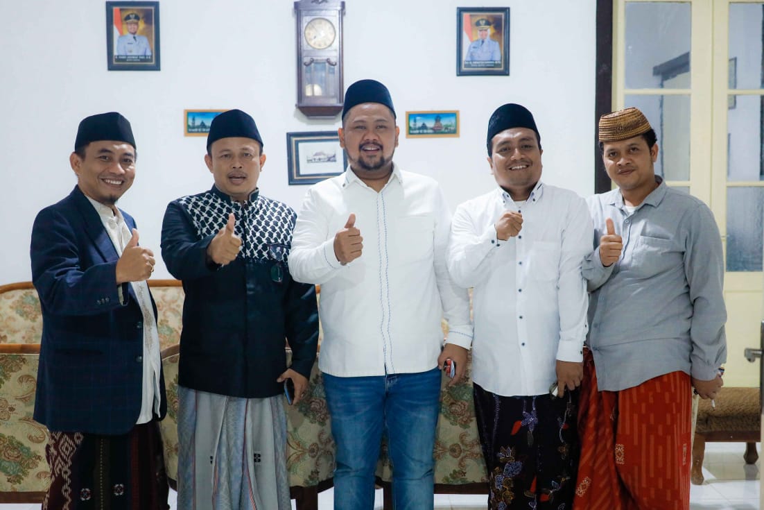 Bupati Gresik bersama PCNU Bawean berbincang banyak hal mengenai upaya peningkatan kesejahteraan masyarakat Bawean, Kamis (13/7/2023). Foto: Humas Pemkab Gresik/NUGres