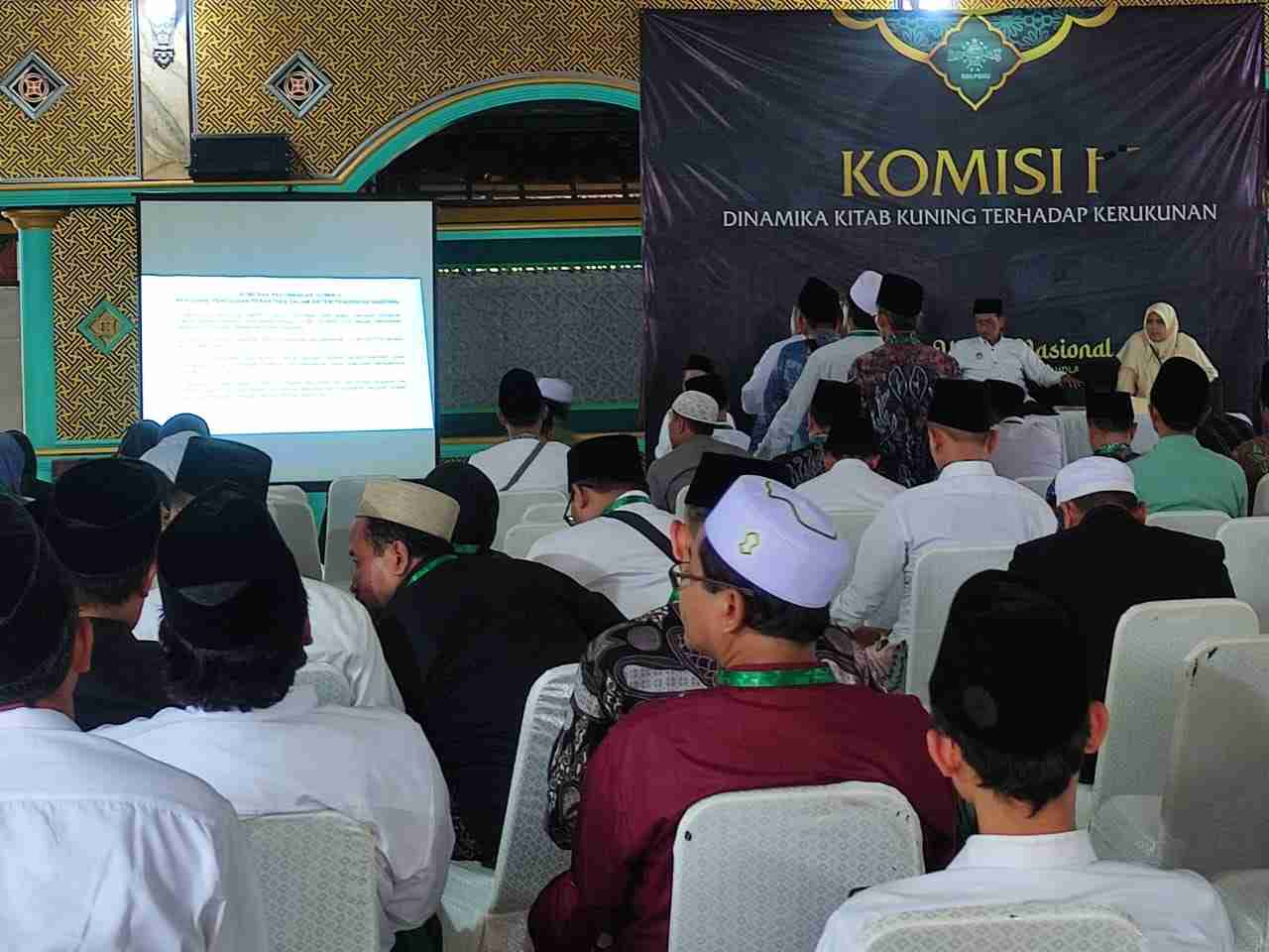 Suasana rapat pleno Halaqah Ulama Nusantara yang diselenggarakan oleh Rabithah Maahid Islamiyah (RMI) Pengurus Besar Nahdlatul Ulama, pada hari ketiga/penghujung acara, Kamis (13/7/2023). Foto: NUGres