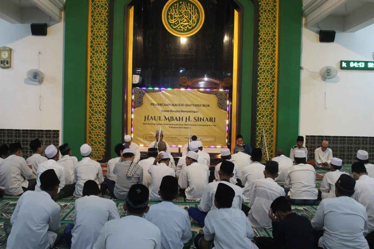 Rangkaian acara Haul Mbah H. Sinari Ngawen Sidayu Gresik warga masyarakat menggelar pembacaan Maulid Simtudduror. Foto: Habibi/NUGres